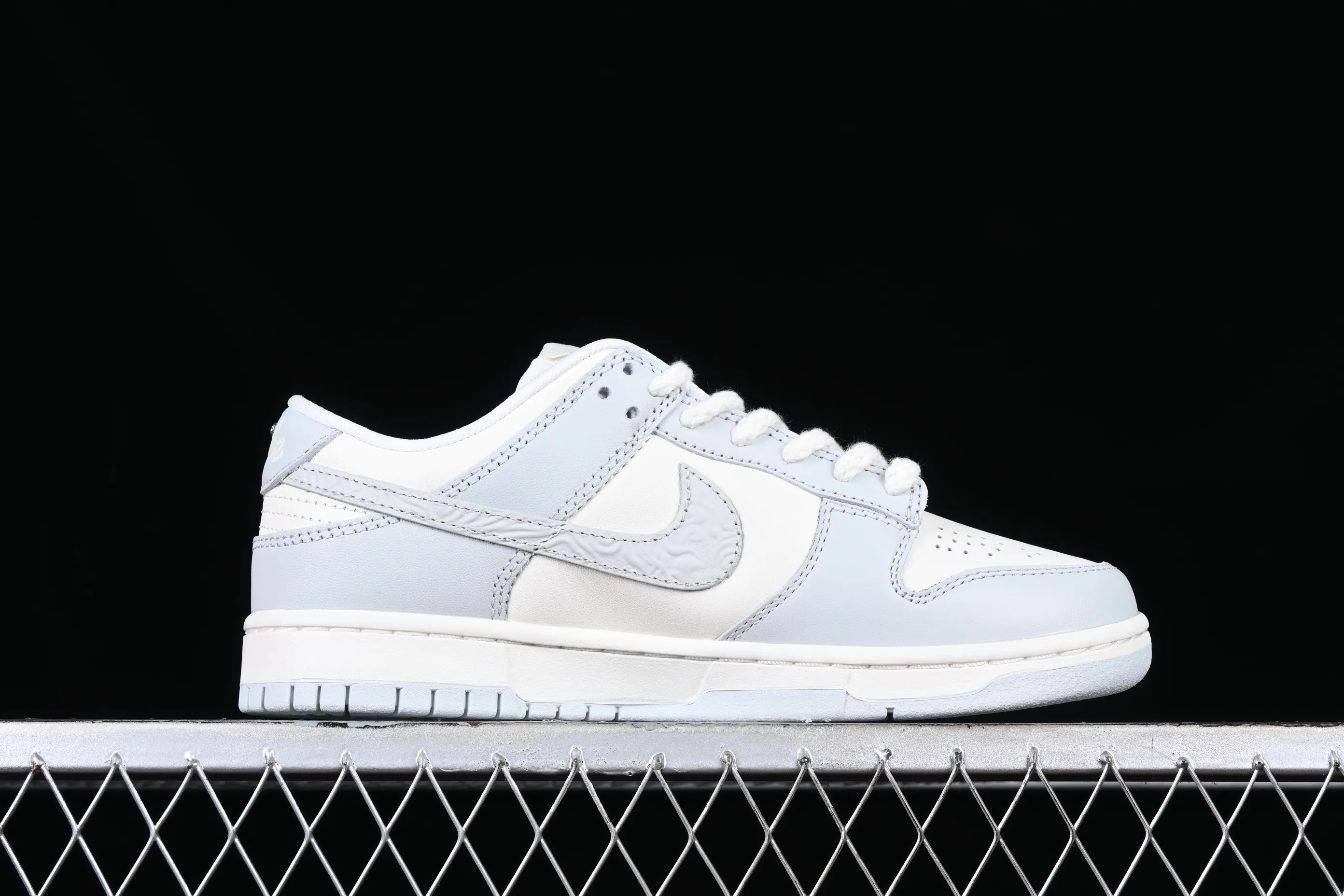 All categories Nk SB Dunk series Nk SB Dunk Low low-top sneakers Y version Nk Dunk Low "Needlework" embossed gray SB low-top sports and leisure sneakers FJ4553-133